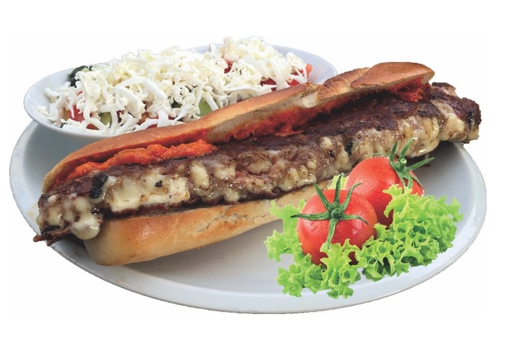 Hot Dog Cheeseburger mit Shopska Hot Dog Cheeseburger mit Shopska